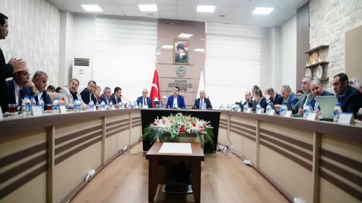 Bakan Kurum: Özgür Bey etrafına baksın yapılanları iyi görür
