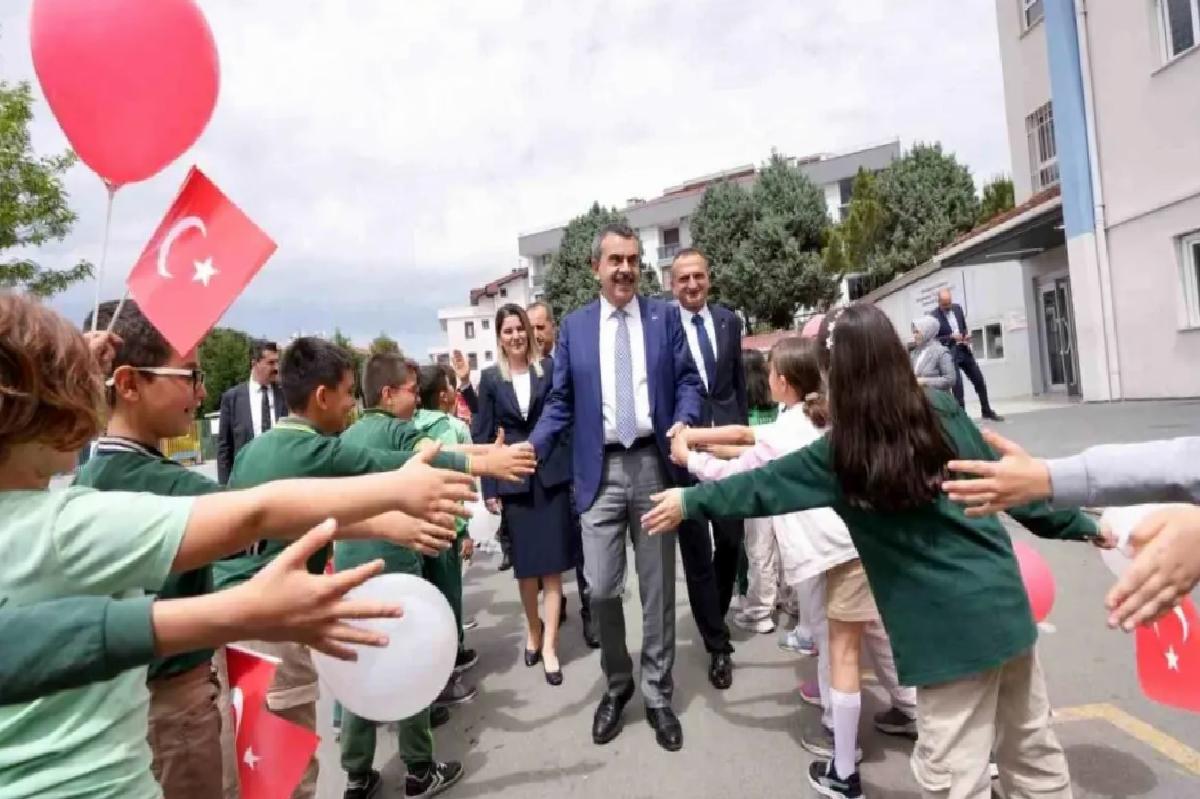 Bakan Tekin Tuzla’daki Okulu Ziyaret Etti