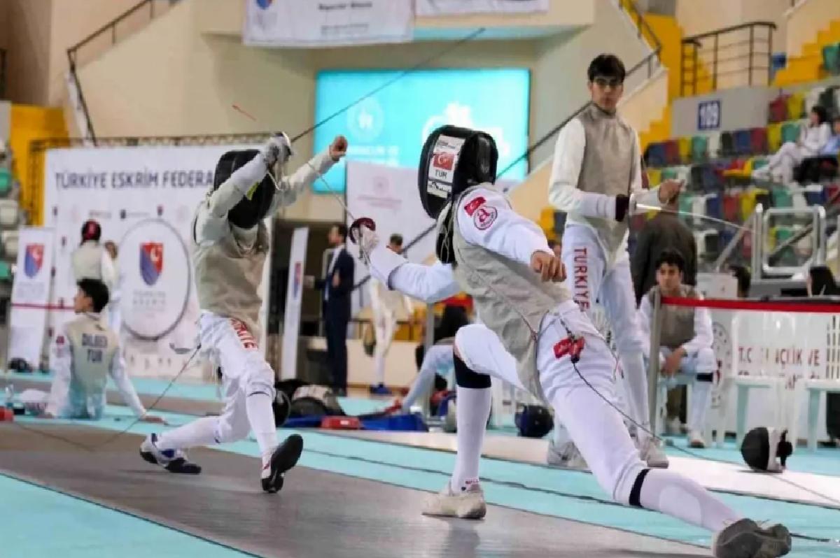 Balıkesir’de sporcular eskrimde şampiyonluk için yarışıyor