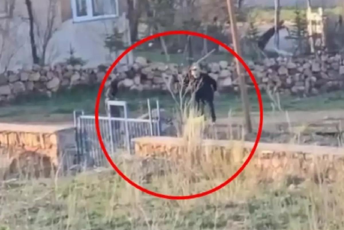 Başına çuval geçirdiği eşeği sopayla acımasızca dövdü