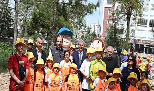 Başkan Altay Özel Gençlerle Birlikte Sebze Fidelerini Toprakla Buluşturdu