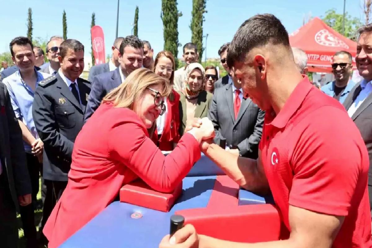Başkan Fatma Şahin Bilek Güreşinde Rakibini Yendi