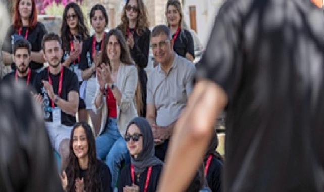Başkan Tugay Çeşme’de genç tasarımcılarla buluştu
