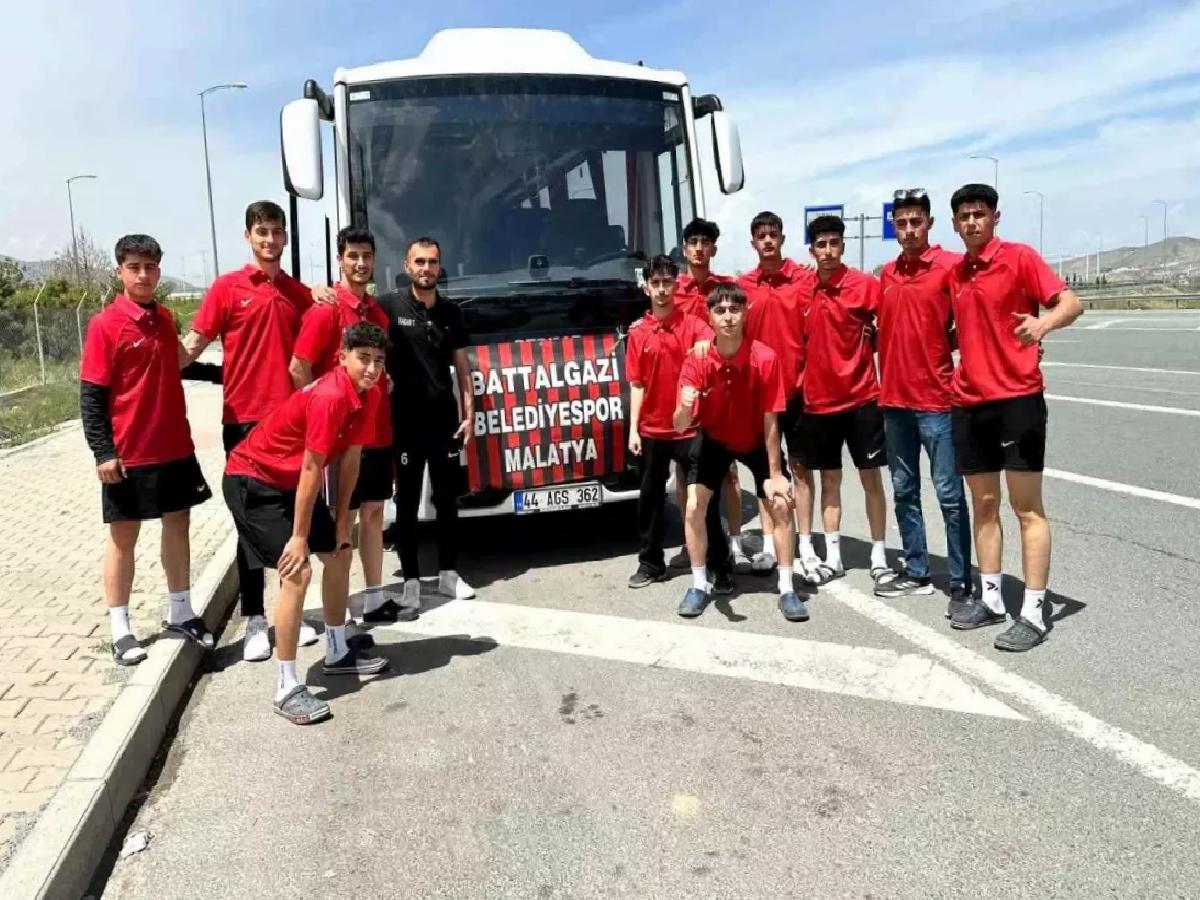Battalgazi Belediyespor Voleybol Takımı, Türkiye Yarı Finalleri’nde Başarıya Koşuyor
