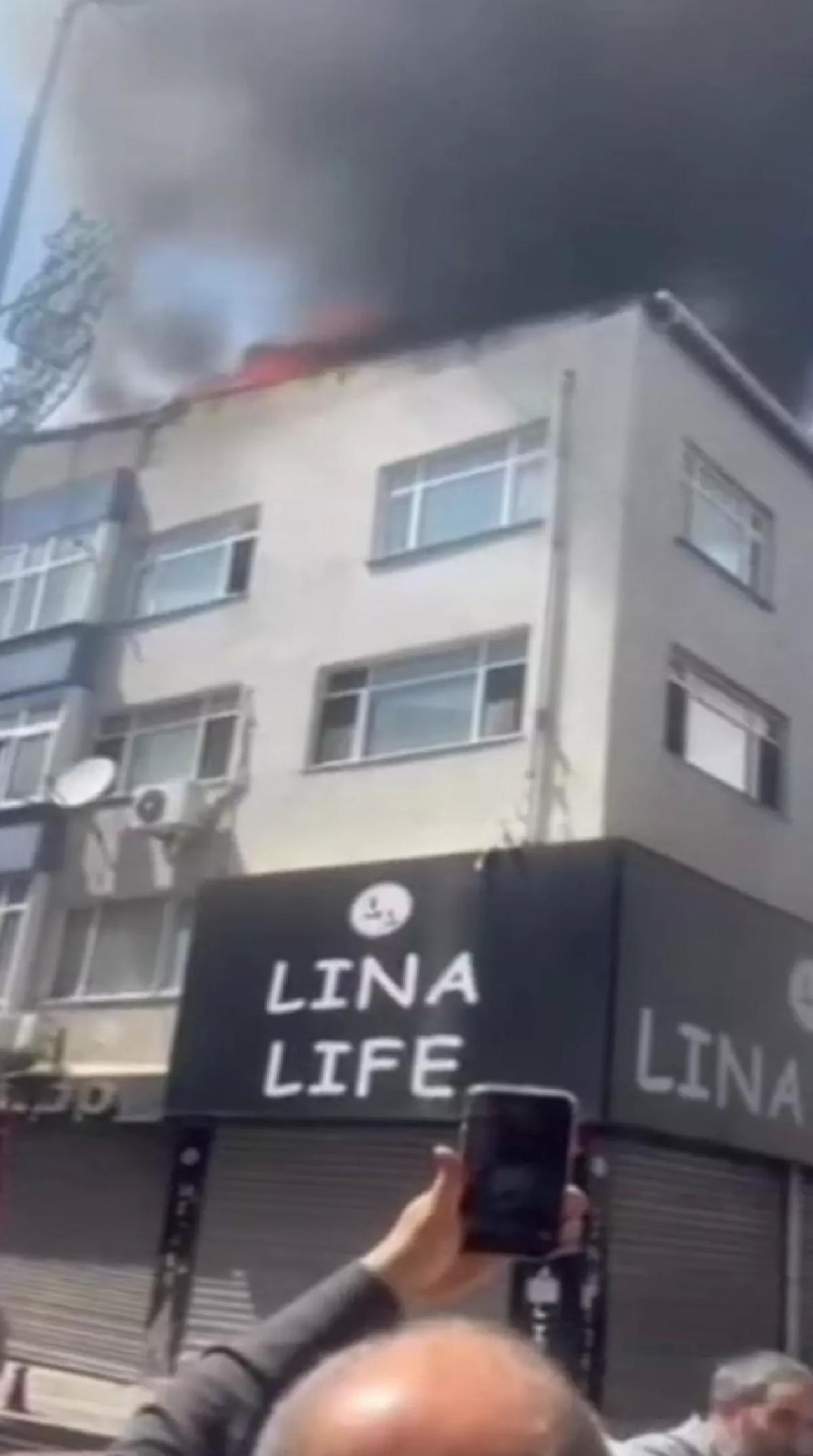 Bayrampaşa’da Bina Çatısında Yangın
