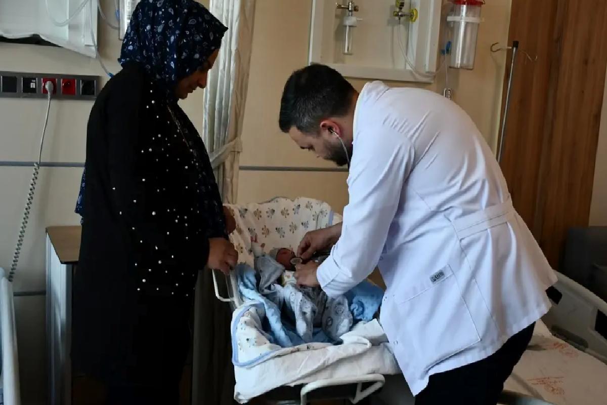 Bebeğin Yemek Borusundaki Badem Şekeri Çıkarıldı