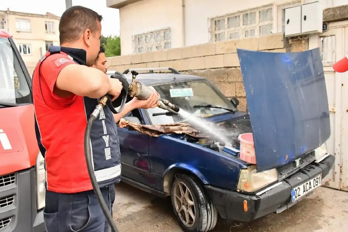Besni’de Park Halindeki Araç Alev Aldı