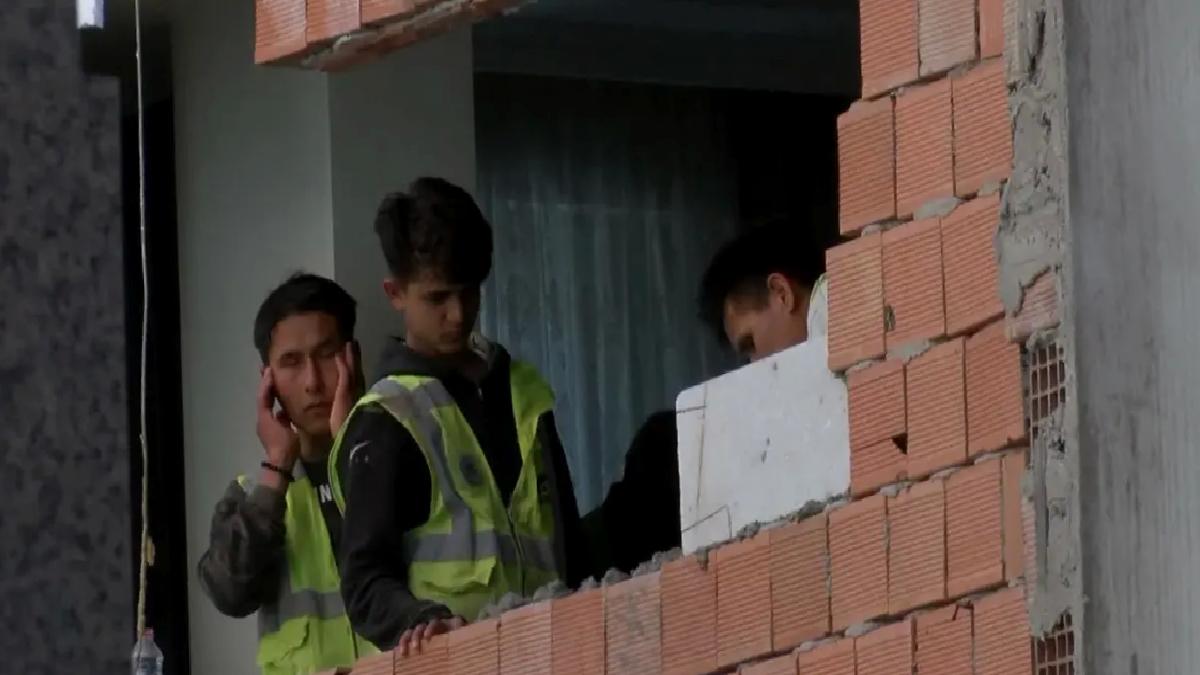 Beton Parça Yan Duvara Zarar Verdi