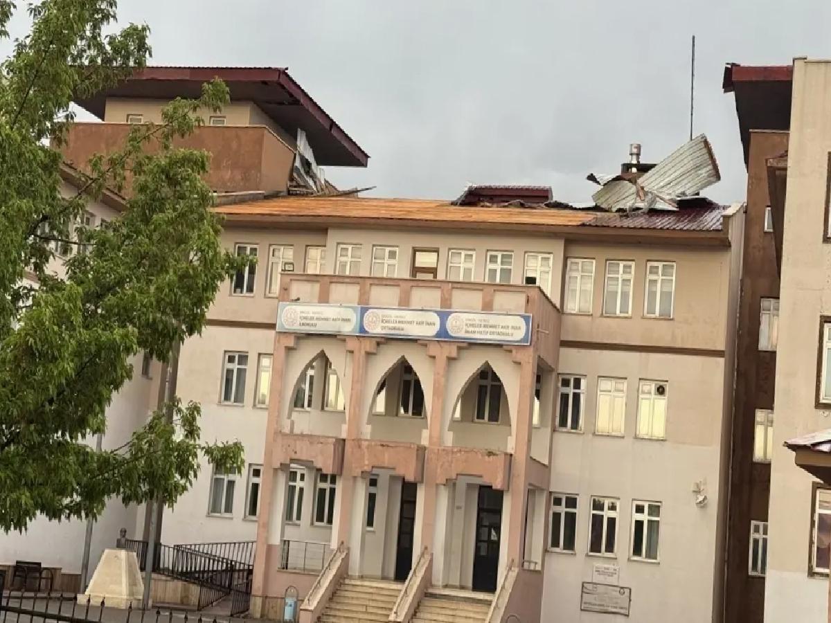 Bingöl’de Şiddetli Rüzgar Çatıları Uçurdu