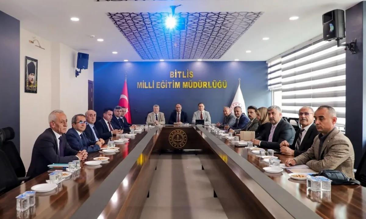 Bitlis’te Halk Eğitimi Toplantısı