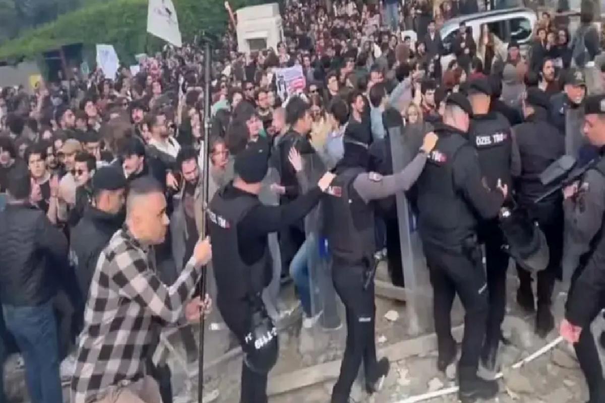 Boğaziçi Üniversitesi’nde göstericiler polise saldırdı: 13 polis yaralandı, 97 gözaltı