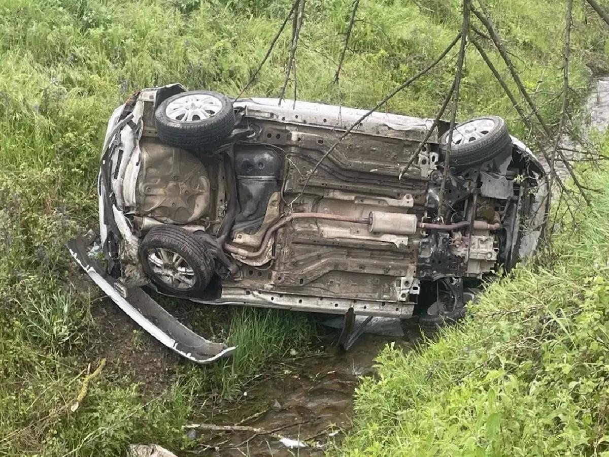 Bolu’da Otomobil Dereye Devrildi