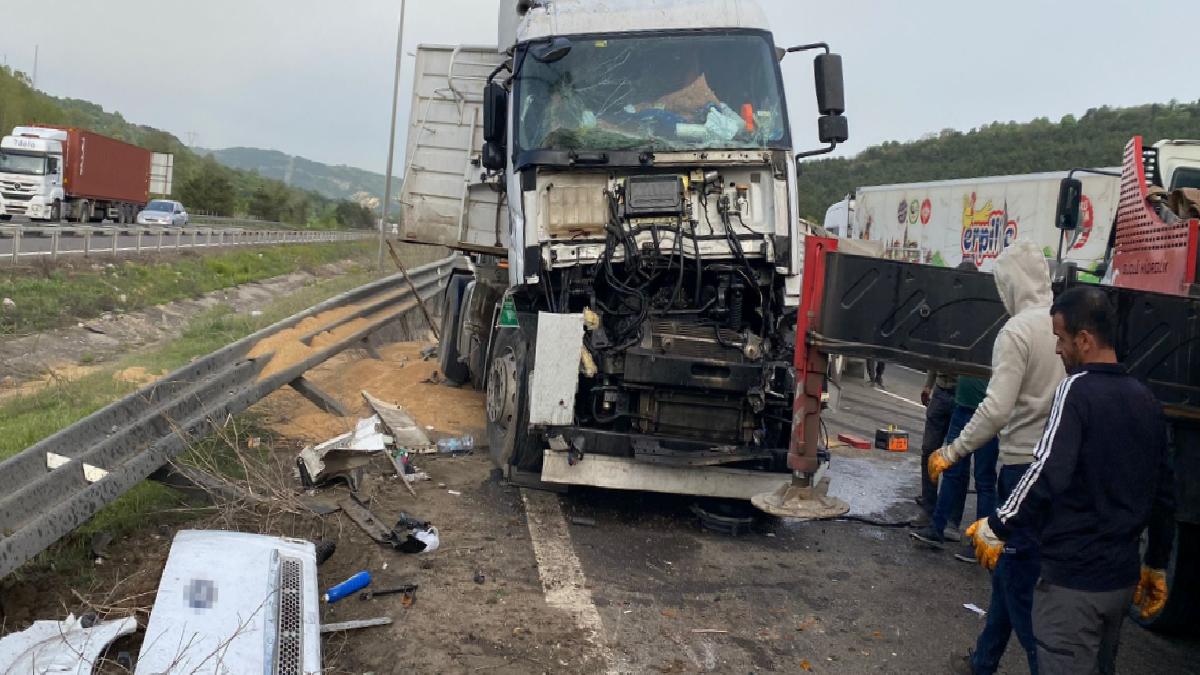 Bolu’da sürücüsünün uyuduğu buğday yüklü tır devrildi
