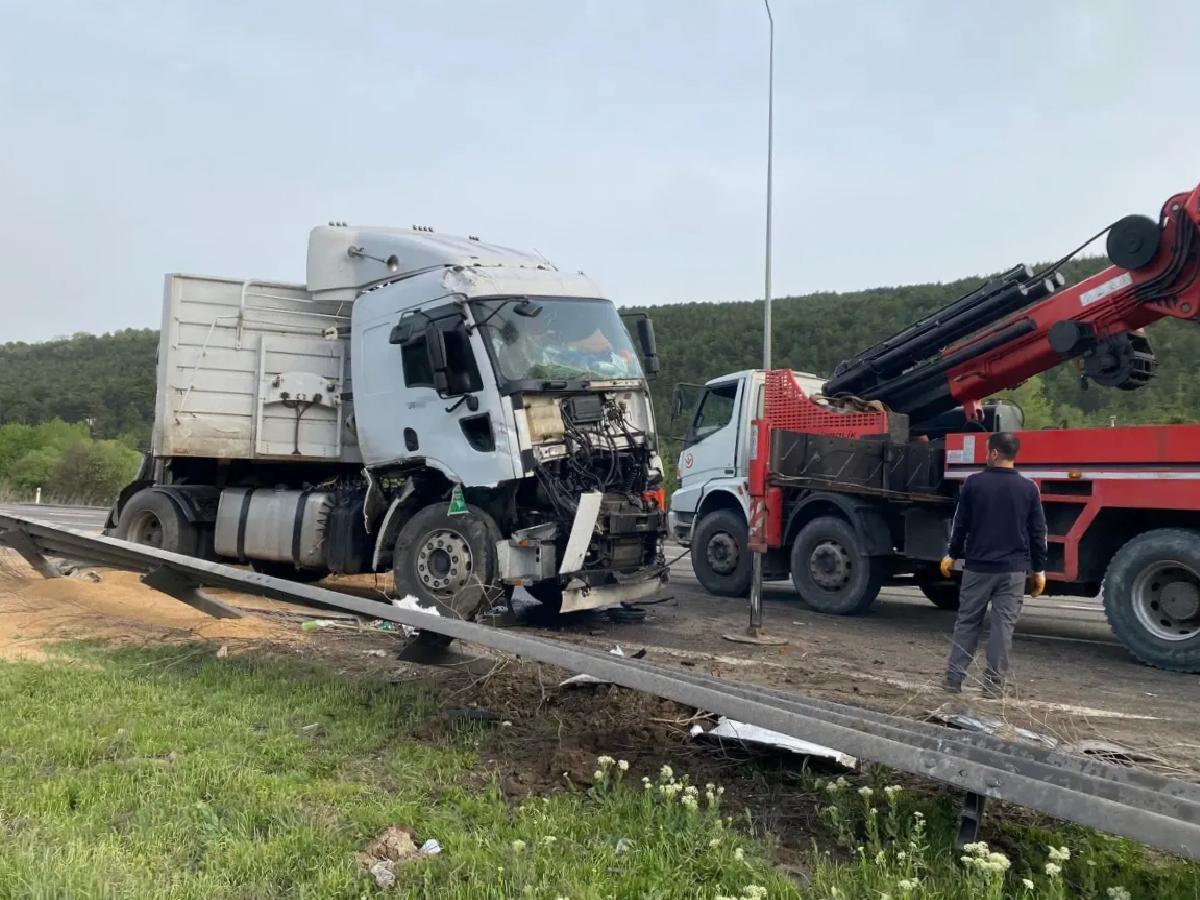 Bolu’da TIR Kazası: Şoför Yaralandı