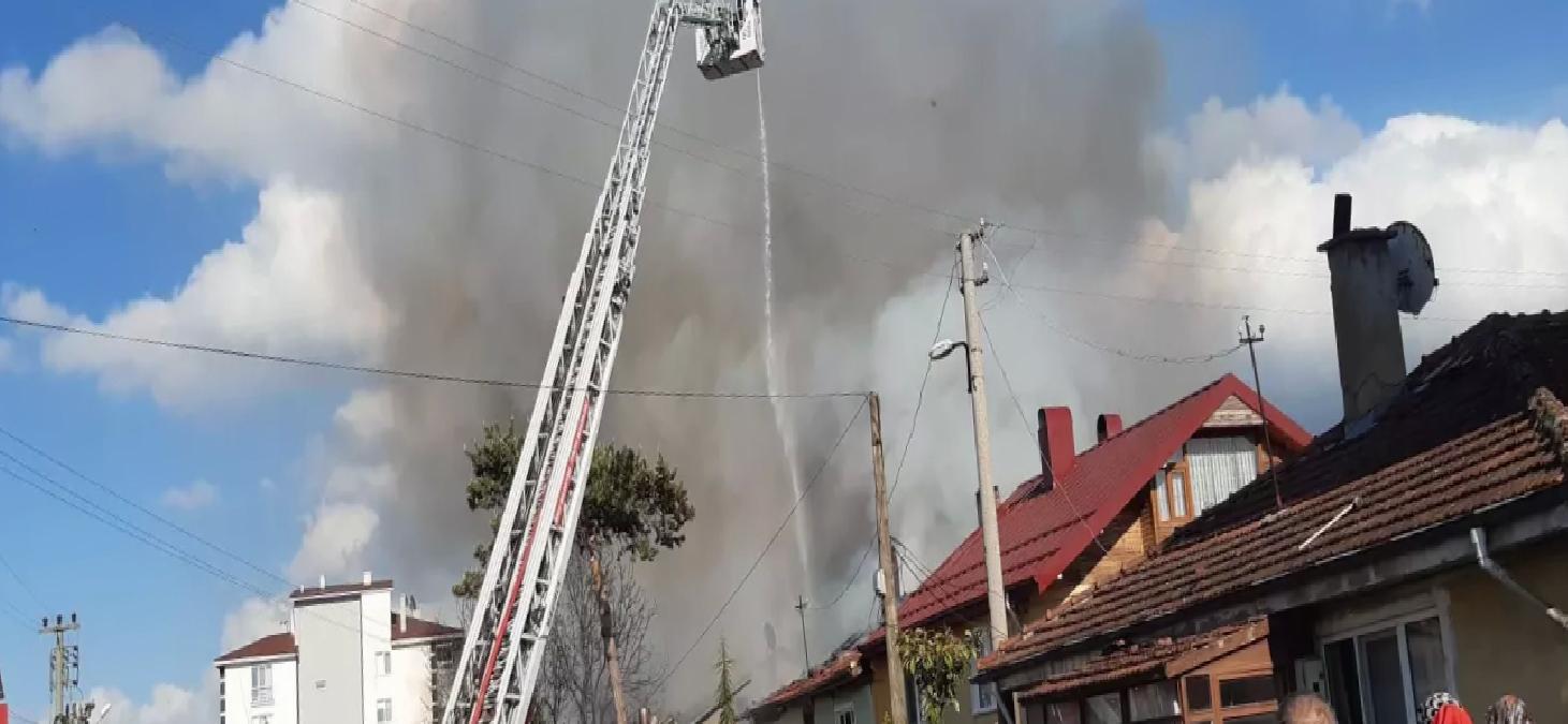 Bolu’da Yangın: 2 Ev ve 1 Depo Kül Oldu
