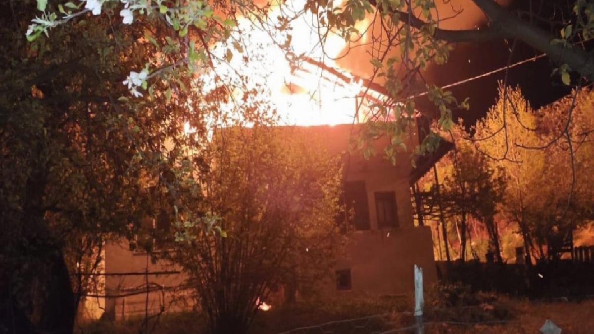 Bolu’da yatsı namazına giden adamın evi alev alev yandı