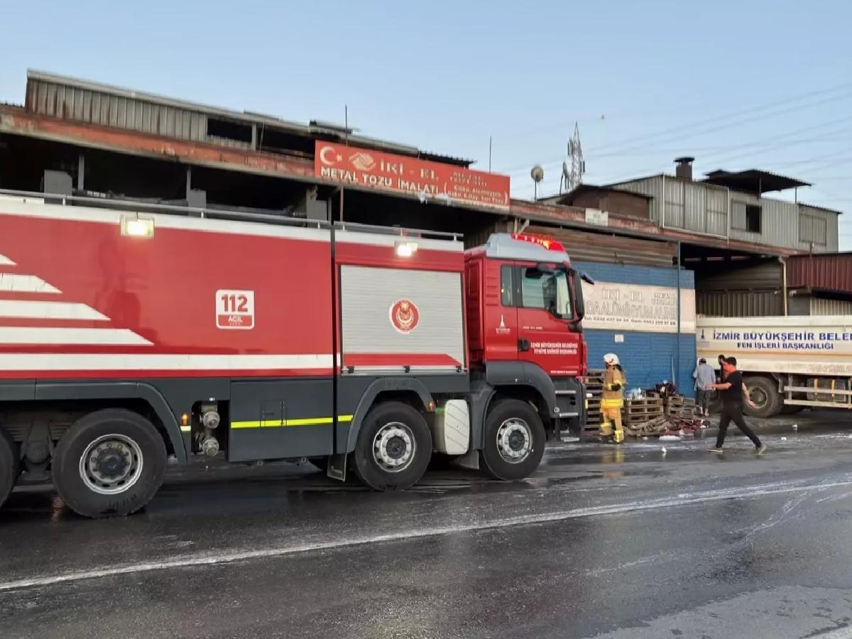 Bornova’da Geri Dönüşüm Tesisinde Yangın
