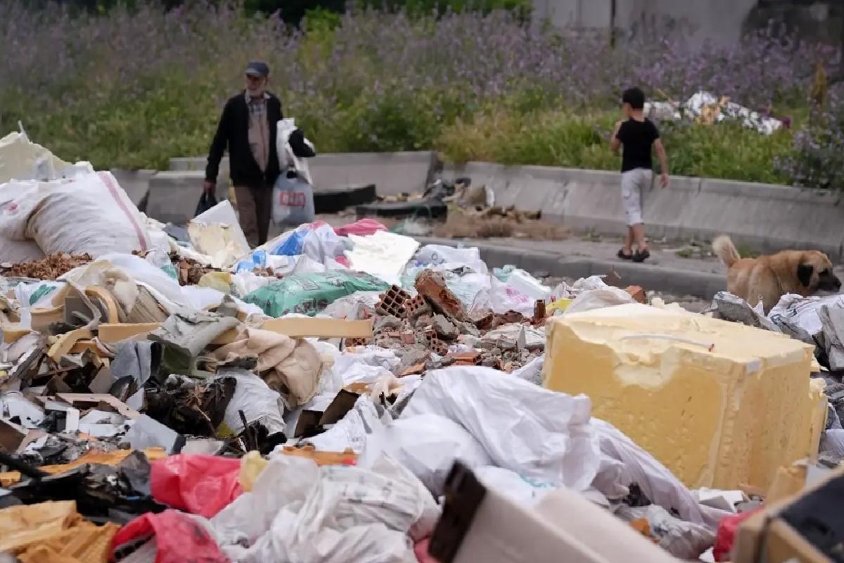 Buca’da Atık Yığını Esnafı Rahatsız Ediyor