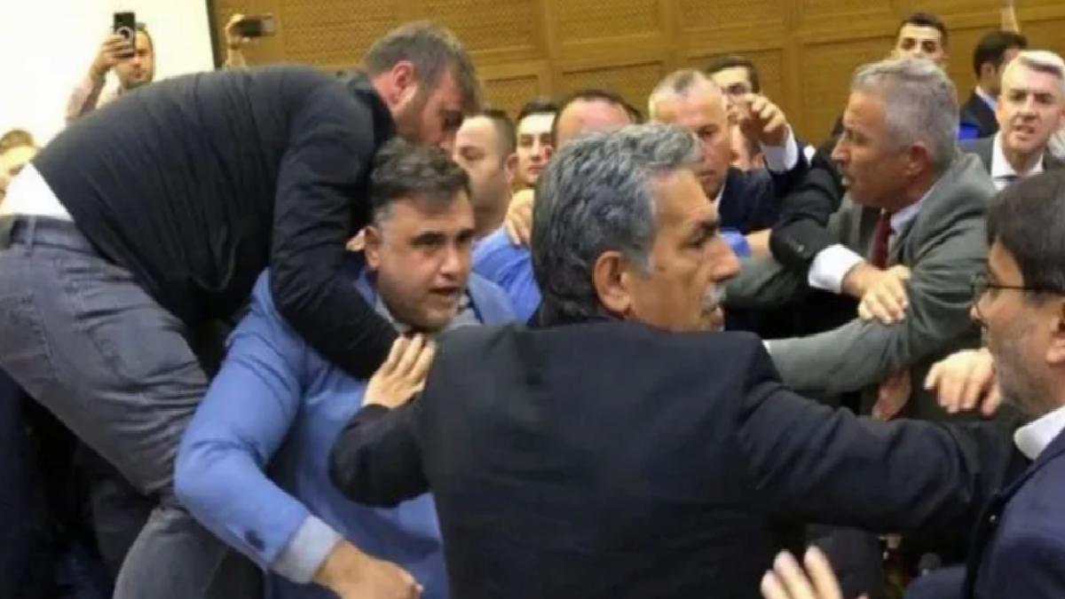 Bursa Büyükşehir Belediye Meclisi’nde kavga çıktı