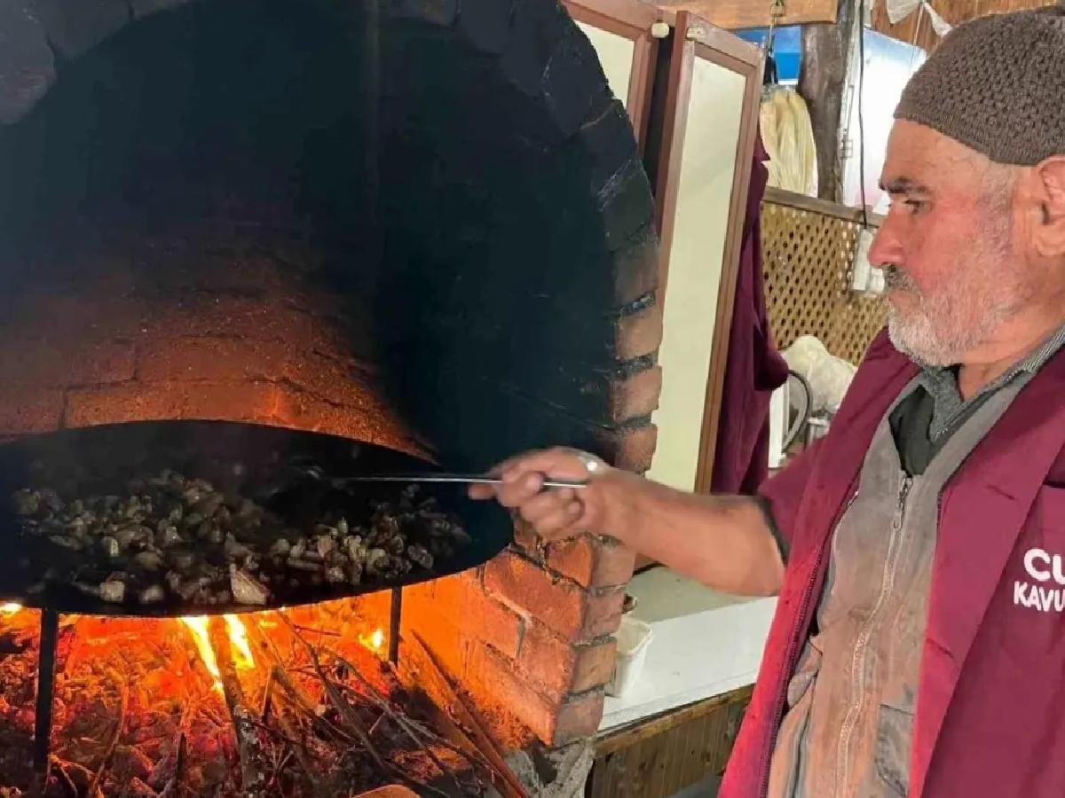 Bursa’da 400 Yıllık Cuma Pazarı’nda Et Gelenekleri Yaşatılıyor