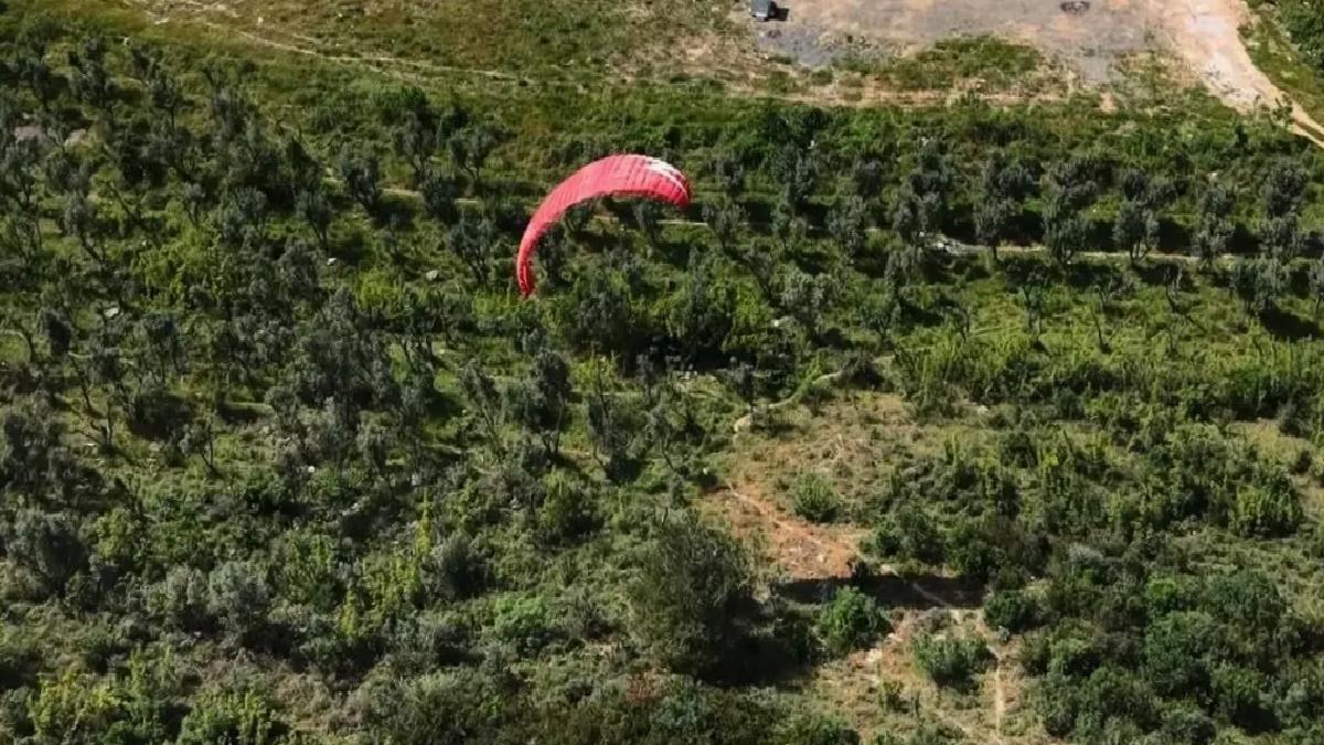 Bursa’da Ekstrem Spor: Genç Paraşütle Evine Uçtu