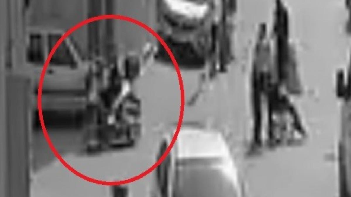 Bursa’da motosikletli kurye karşıya geçen kadına çarpıp kaçtı