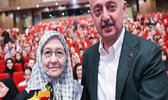 Büyükakın’dan annesine çiçekli kutlama