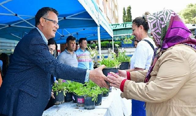 Büyükşehir Anneler Günü’nde çiçek dağıttı