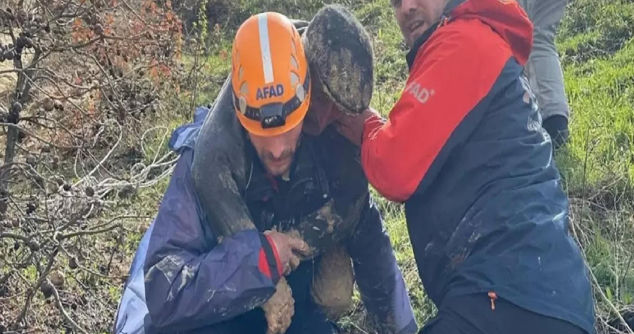 Çamura Saplanan Yaşlı Adam Kurtarıldı
