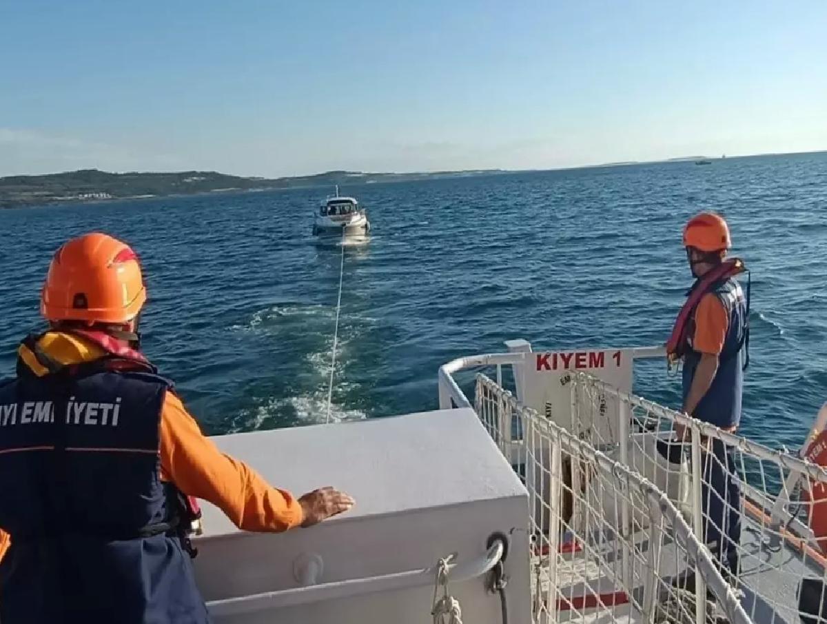 Çanakkale Boğazı’nda Sürüklenen Tekne Kurtarıldı