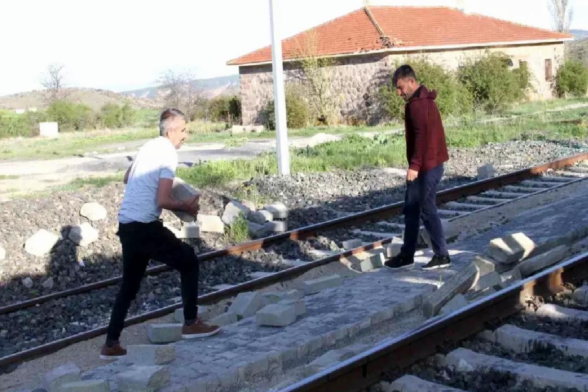 Çankırı’da Müteahhit Paraları Ödemedi, İşçiler Taşları Sökerek Tepki Gösterdi