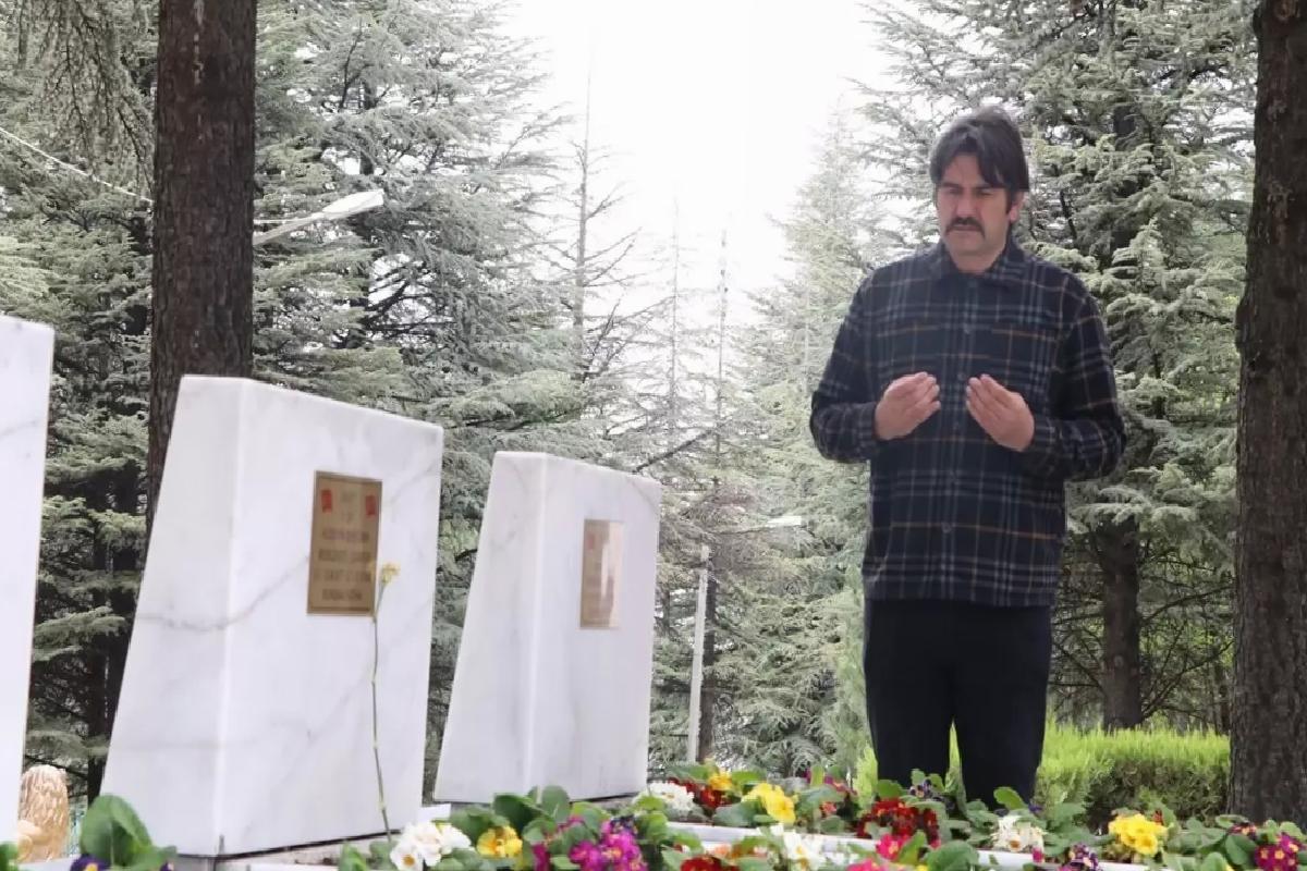 Çankırılı güvenlik görevlisi, şehit mezarlarını ziyaret edip temizlik ve bakımlarını yapıyor