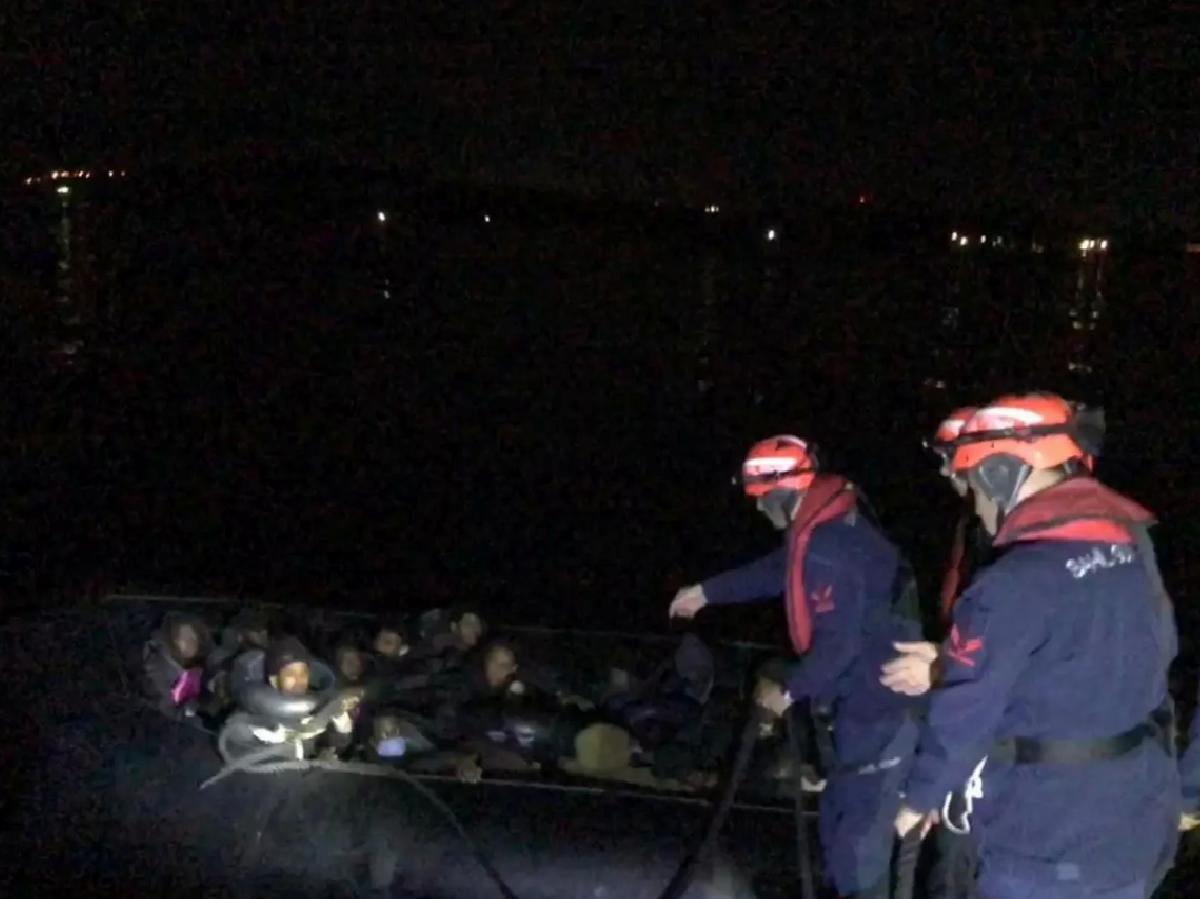 Çeşme açıklarında 48 düzensiz göçmen yakalandı