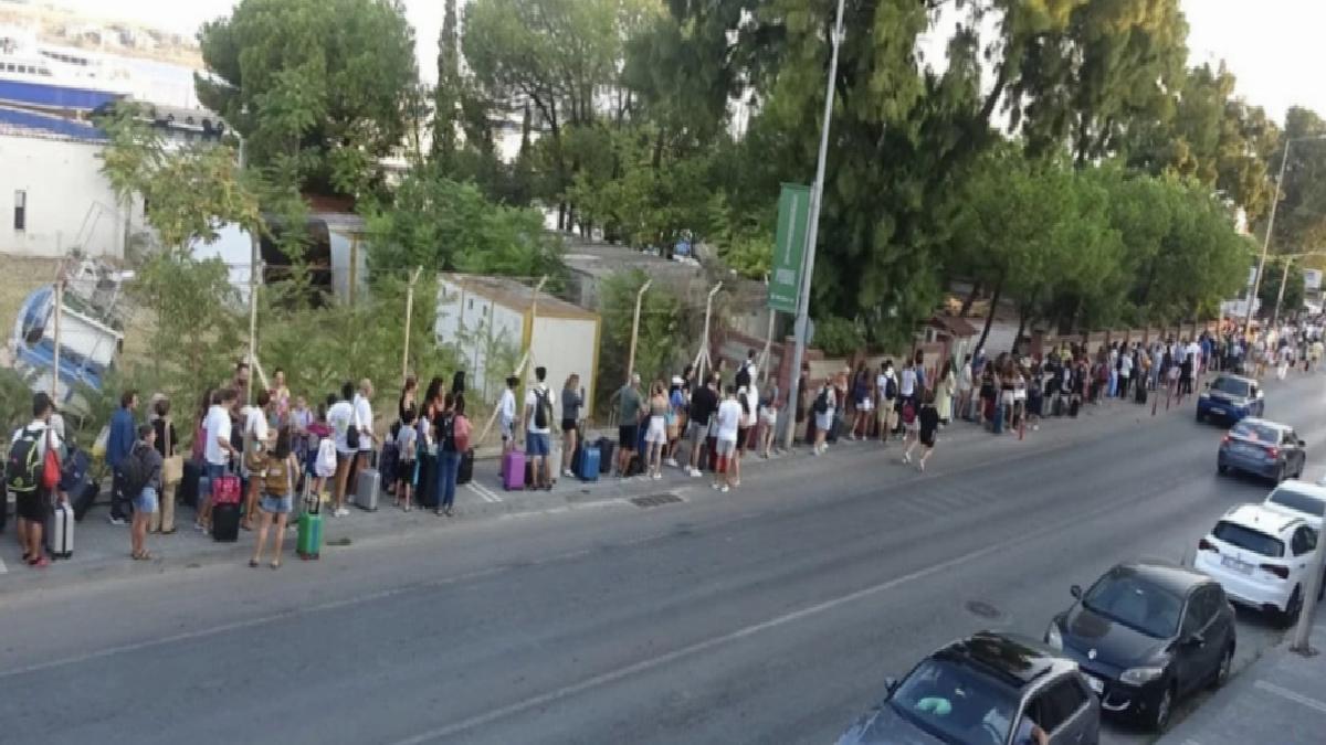 Çeşme’de Yunan adalarına tatile gitmek isteyenler uzun kuyruklar oluşturdu
