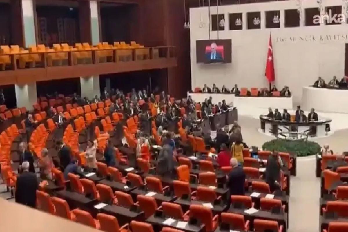 CHP’li vekiller Genel Kurulu terk etti