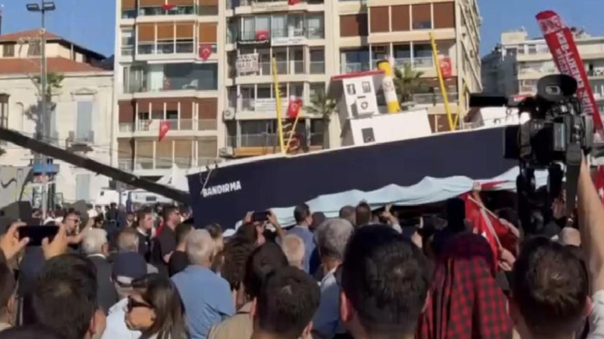 CHP’nin İzmir mitingine maket Bandırma Vapuru getirildi