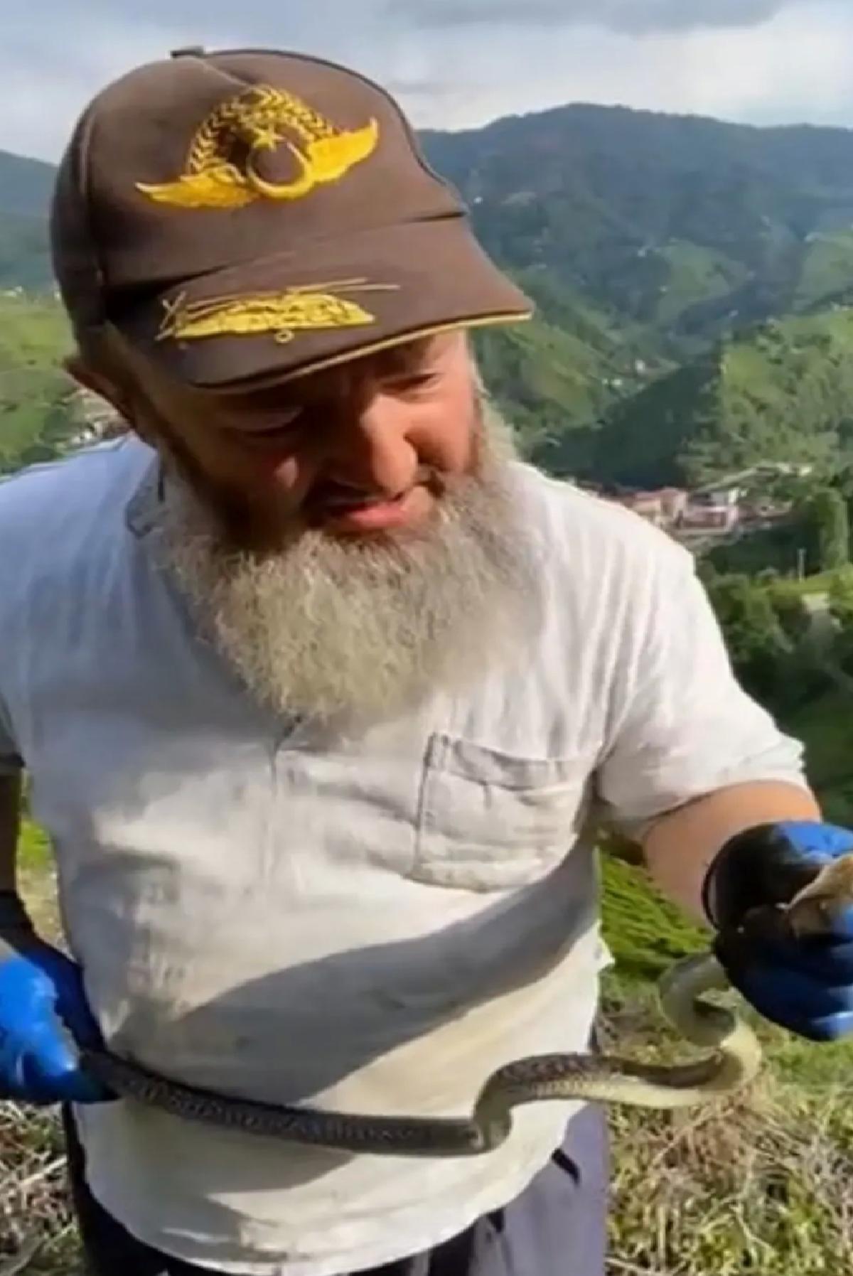 Çiftçi Yılanı Boynuna Dolaştırdı