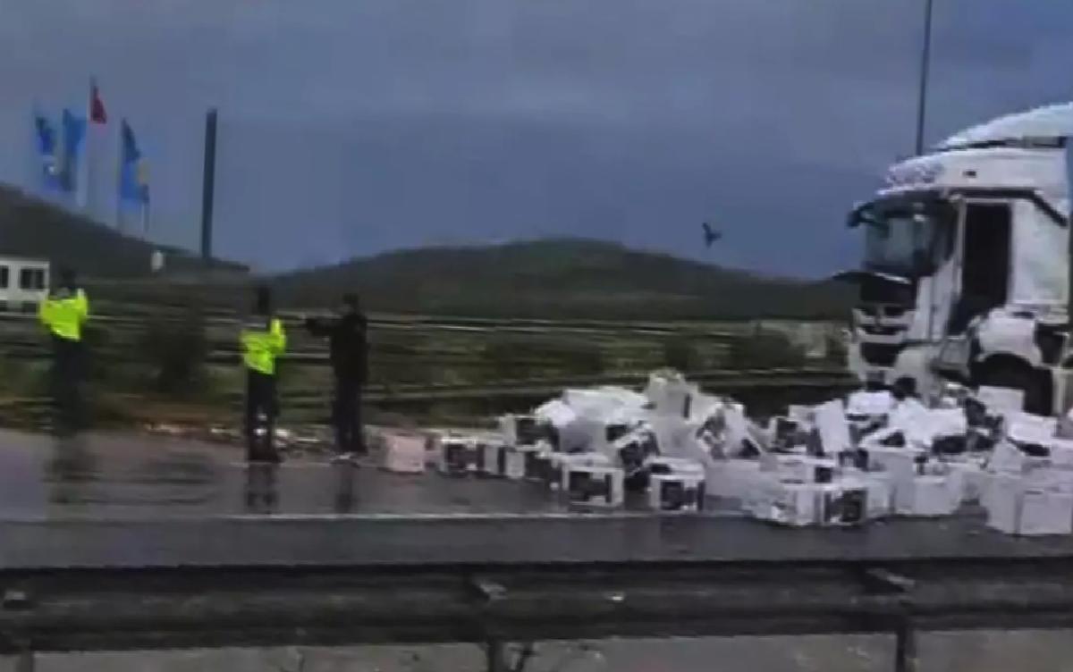 Çikolata Yüklü TIR Devrildi