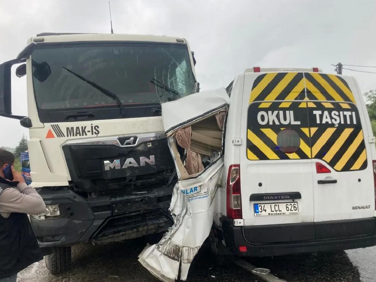 Çınarcık’ta Kamyon-Minibüs Çarpıştı: 3 Yaralı