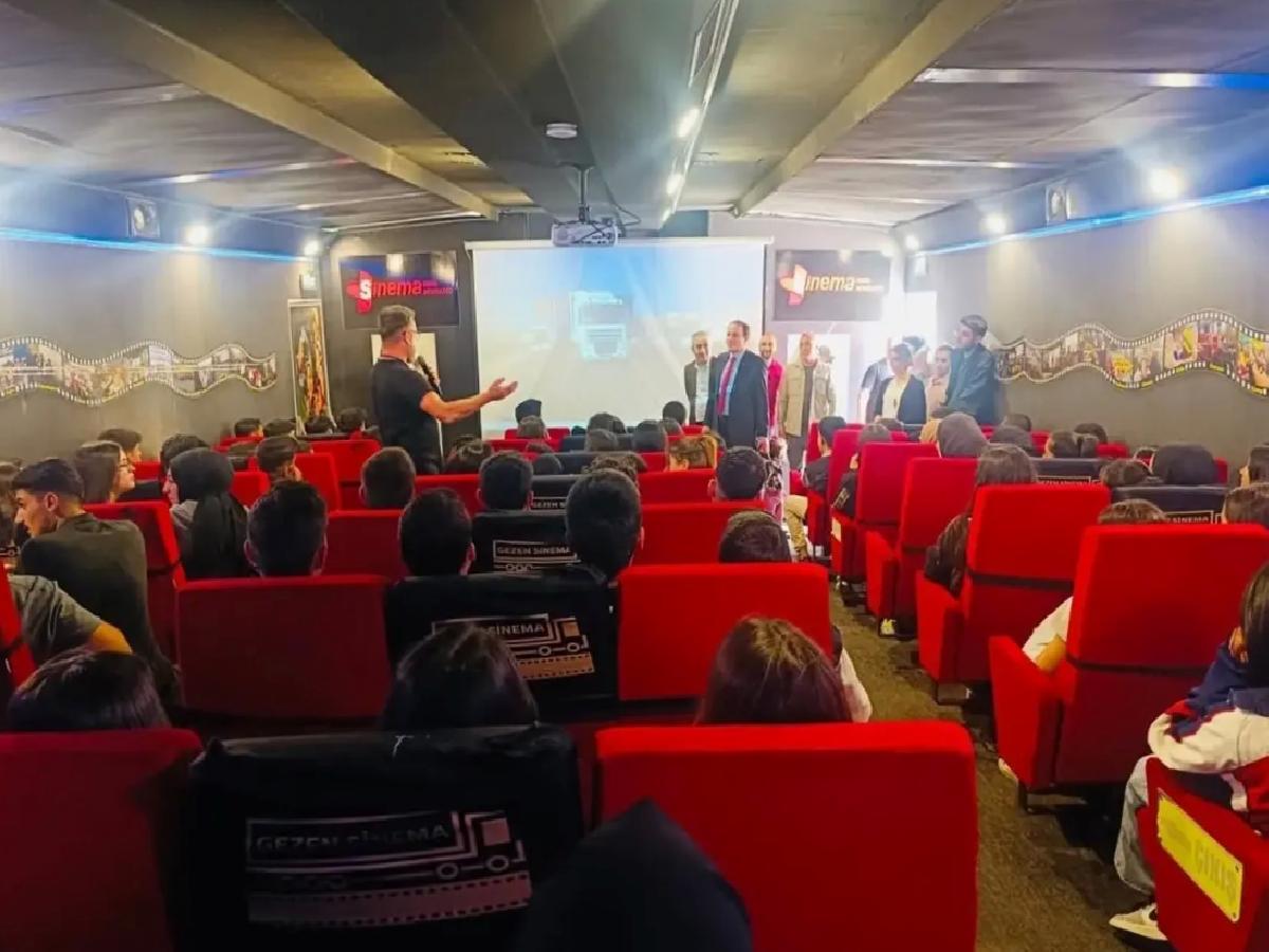 Çocuklar için Sinema Tırı Baskil’de