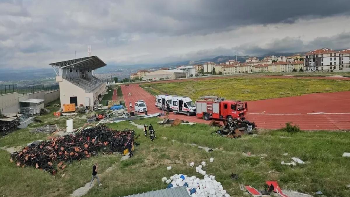 Çorum’da Yoldan Çıkan Araç Atletizm Sahasına Düştü