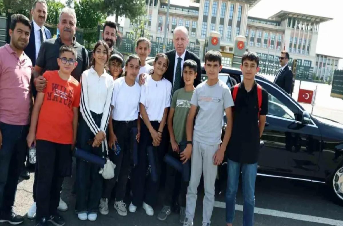 Cumhurbaşkanı Erdoğan, Adıyamanlı çocuklarla 15 Temmuz Şehitler Anıtı’nda buluştu