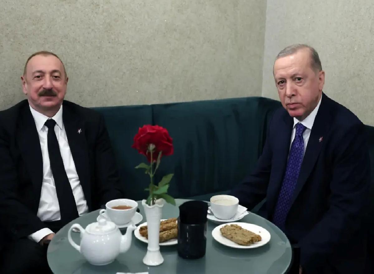 Cumhurbaşkanı Erdoğan, Azerbaycan Cumhurbaşkanı Aliyev ile bir araya geldi