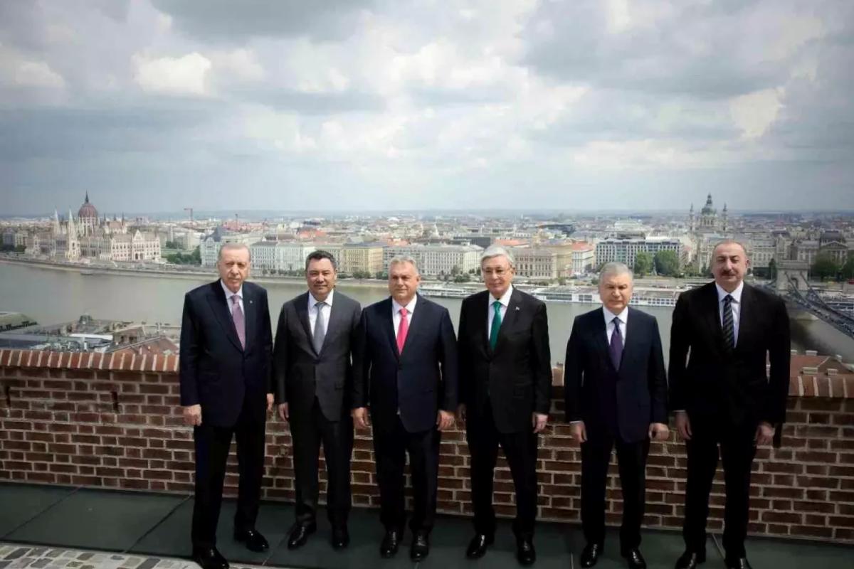 Cumhurbaşkanı Erdoğan, TDT liderleriyle Budapeşte manzarasında hatıra fotoğrafı çektirdi