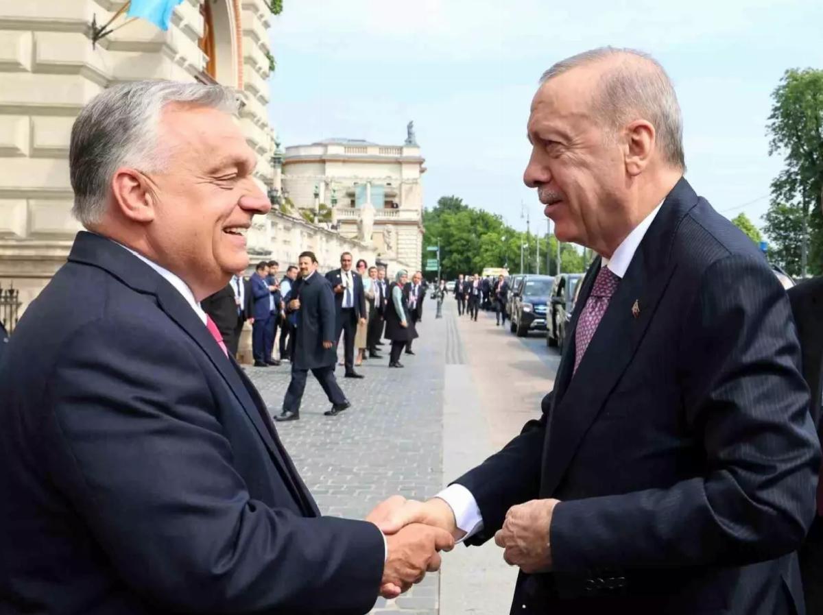 Cumhurbaşkanı Erdoğan, TDT Zirvesi’nde Macaristan Başbakan Orban tarafından karşılandı