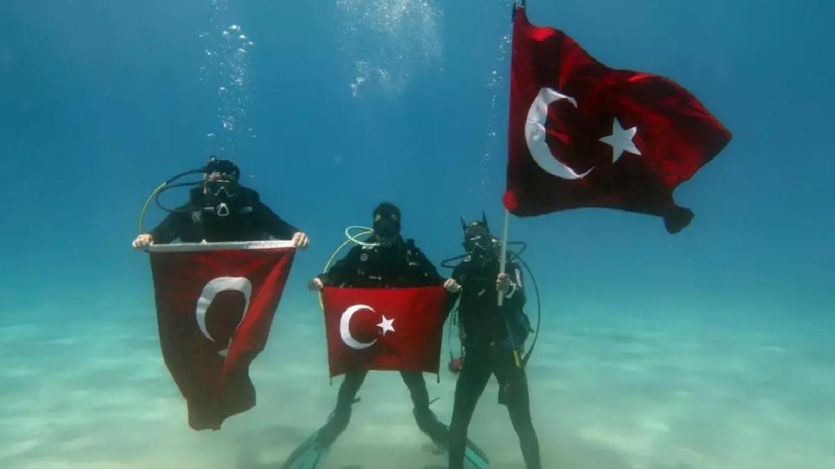Dalgıçlar 19 Mayıs’ı Deniz Altında Kutladı