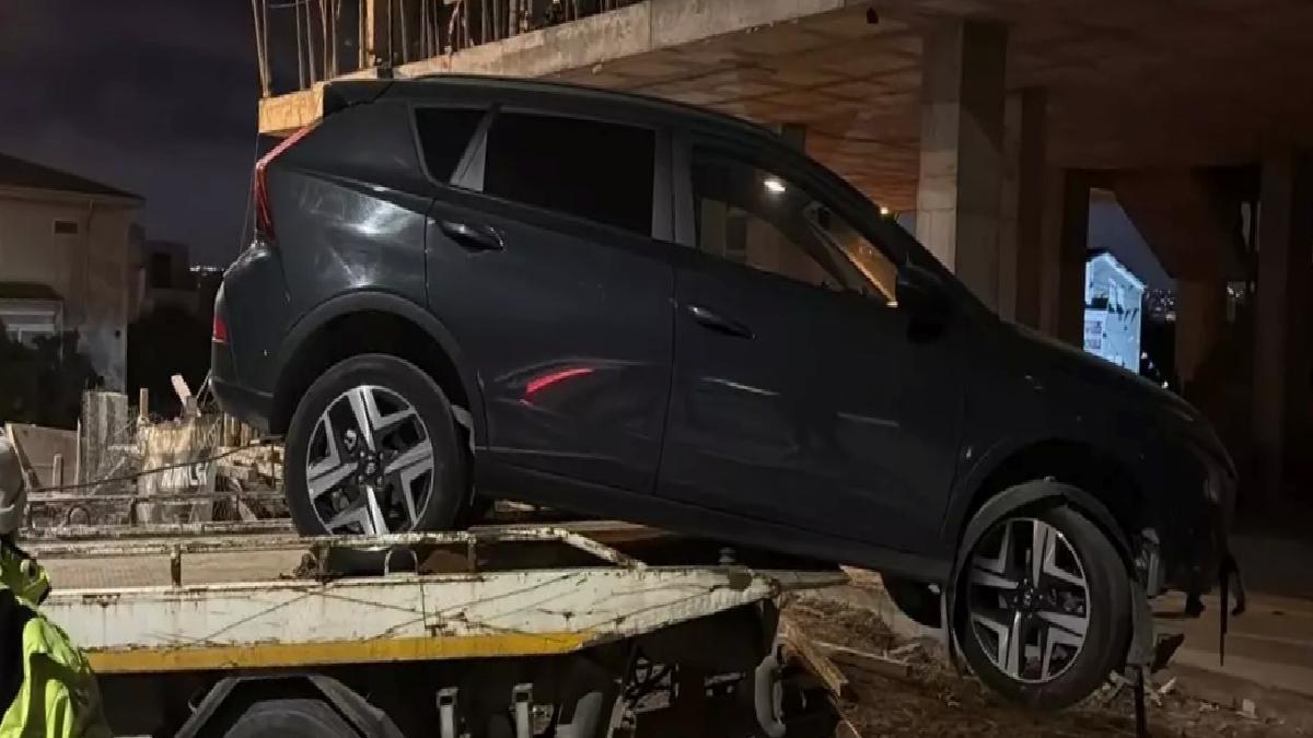 Darıca’da Otomobil İnşaat Sahasında Asılı Kaldı