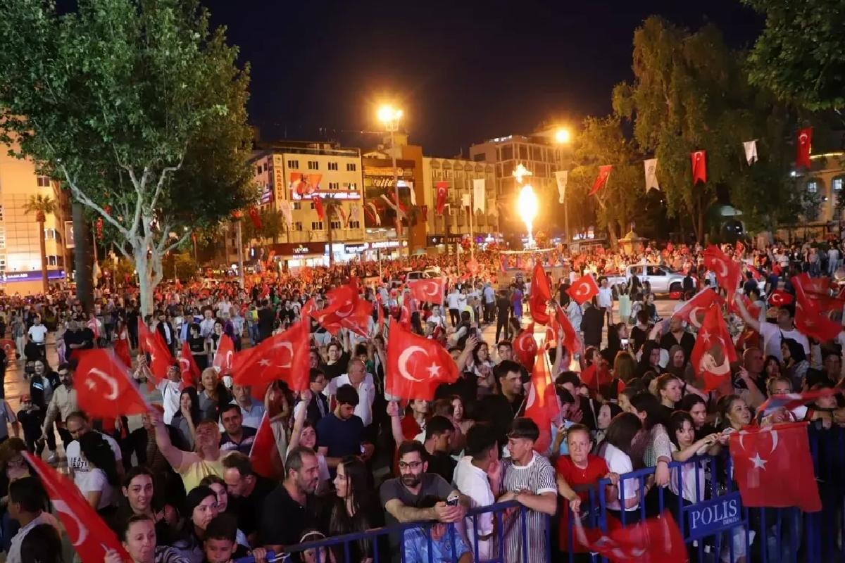 Denizli’de 19 Mayıs etkinlikleri kapsamında fener alayı düzenlendi