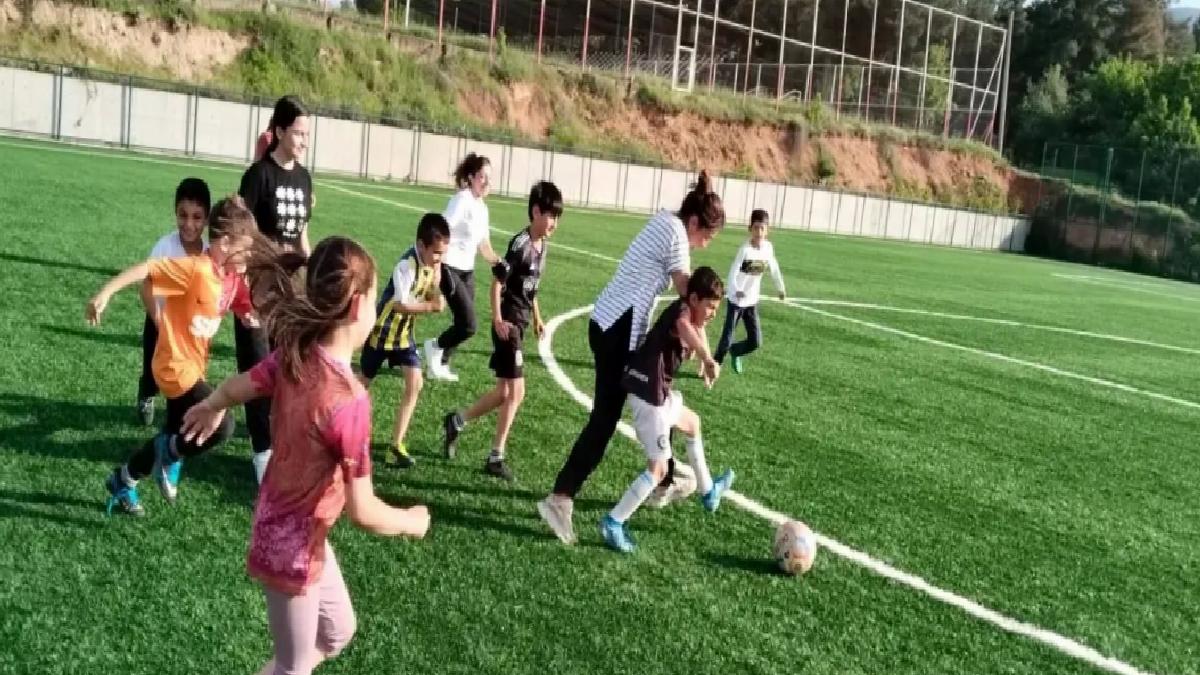 Denizli’de Anneler Günü’nde Futbol Coşkusu