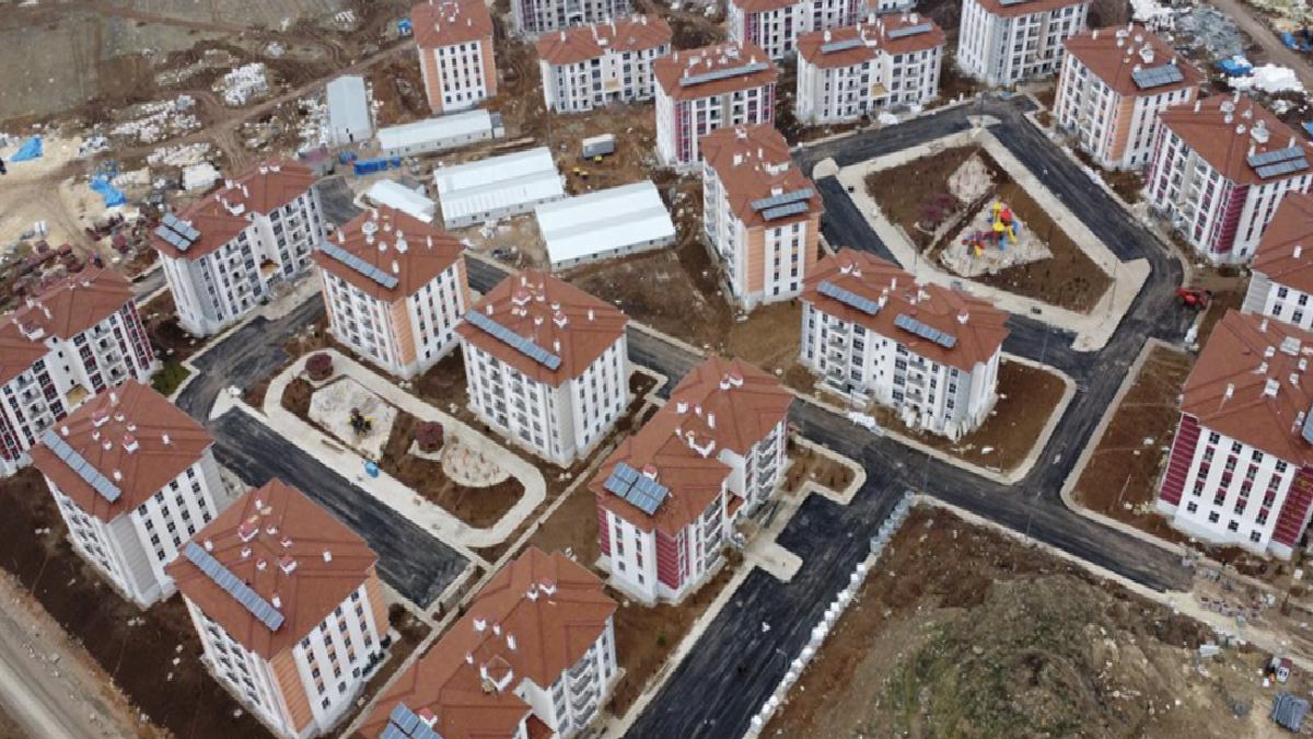 Deprem bölgesinde konutlar yükseliyor: Murat Kurum depremzede aileye misafir oldu